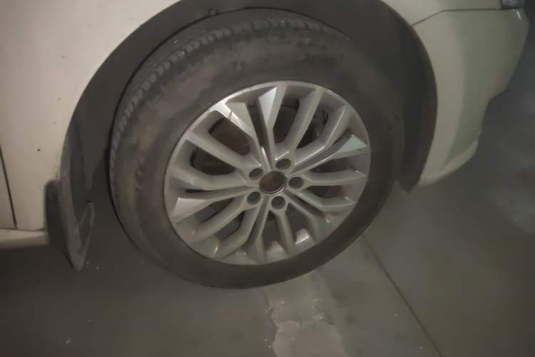 Used Volkswagen Gran Lavida 2013 1.4 TSI Automatic Luxury Model Right Front Wheel Hub