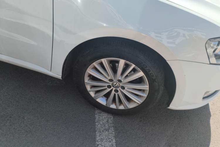 Used Volkswagen Gran Lavida 2013 1.6L Automatic Comfort Model Right Front Wheel Hub
