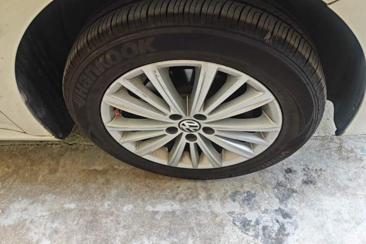 Used Volkswagen Gran Lavida 2013 1.6L Manual Comfort Model Right Front Wheel Hub