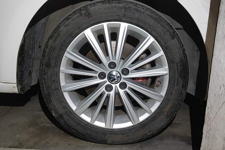 Used Volkswagen Gran Lavida 2013 1.4 TSI Automatic Comfort Model Right Front Wheel Hub