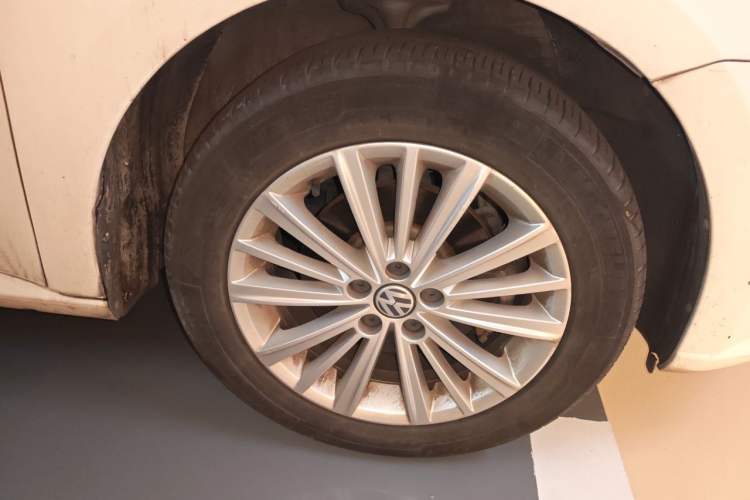 Used Volkswagen Gran Lavida 2013 1.6L Automatic Comfort Model Right Front Wheel Hub