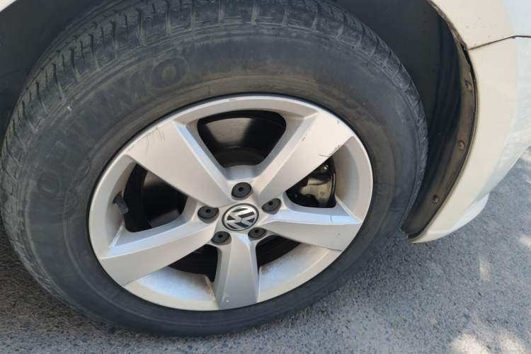 Used Volkswagen Gran Lavida 2013 1.6L Automatic Fashion Model Right Front Wheel Hub
