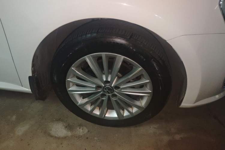 Used Volkswagen Gran Lavida 2013 1.6L Automatic Comfort Model Right Front Wheel Hub