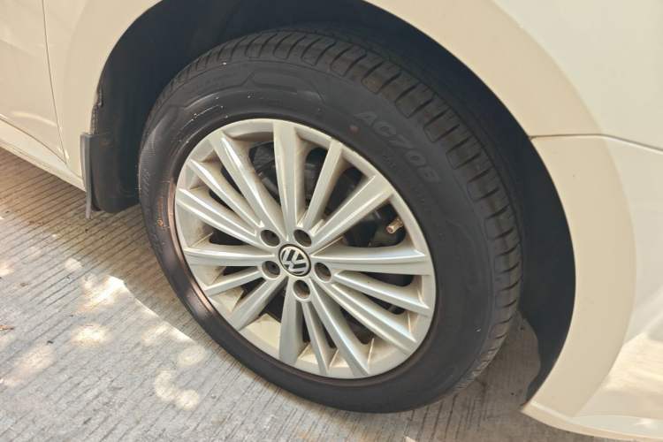 Used Volkswagen Gran Lavida 2013 1.4 TSI Automatic Comfort Model Right Front Wheel Hub