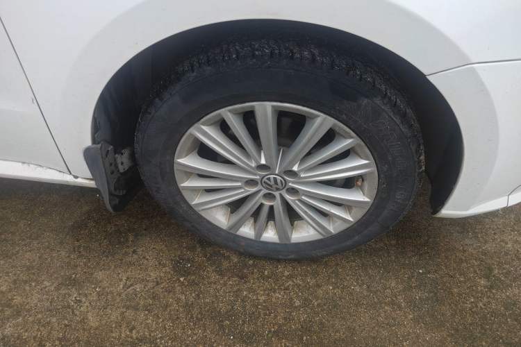 Used Volkswagen Gran Lavida 2013 1.6L Automatic Comfort Model Right Front Wheel Hub