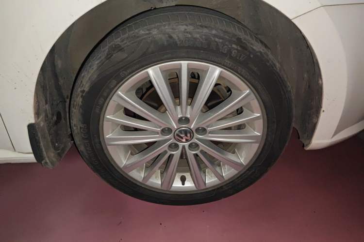 Used Volkswagen Gran Lavida 2013 1.6L Automatic Comfort Model Right Front Wheel Hub