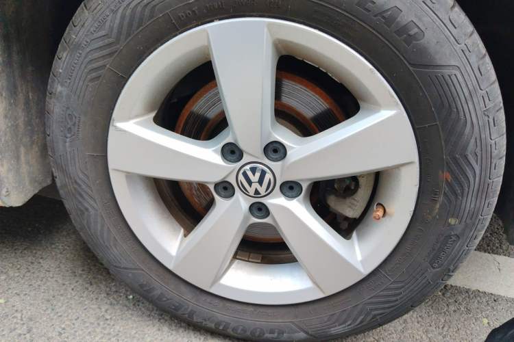 Used Volkswagen Gran Lavida 2013 1.6L Automatic Fashion Model Right Front Wheel Hub
