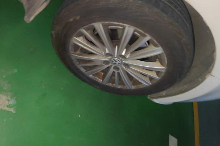 Used Volkswagen Gran Lavida 2013 1.4 TSI Automatic Comfort Model Right Front Wheel Hub