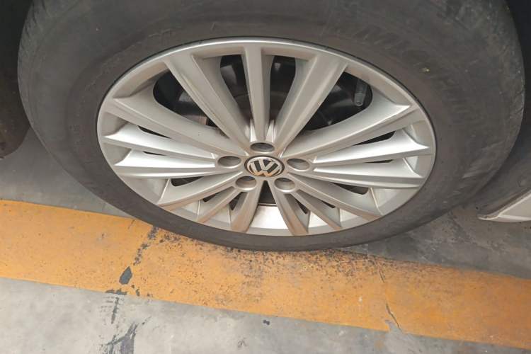 Used Volkswagen Gran Lavida 2013 1.6L Automatic Comfort Model Right Front Wheel Hub