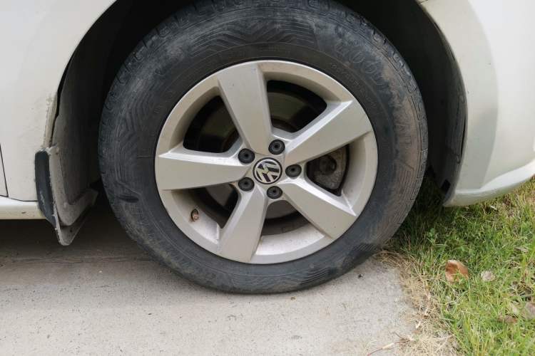 Used Volkswagen Gran Lavida 2013 1.6L Manual Fashion Model Right Front Wheel Hub