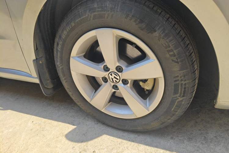Used Volkswagen Gran Lavida 2013 1.6L Automatic Fashion Model Right Front Wheel Hub