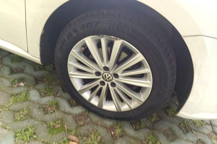 Used Volkswagen Gran Lavida 2013 1.4 TSI Manual Comfort Model Right Front Wheel Hub