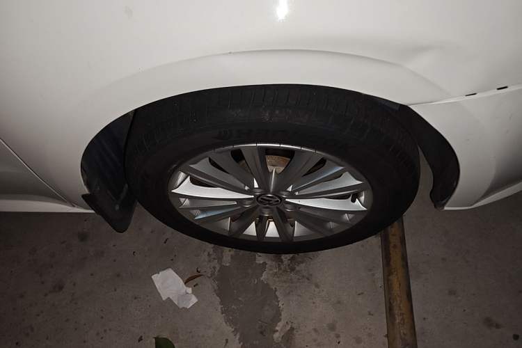 Used Volkswagen Gran Lavida 2013 1.6L Automatic Comfort Model Right Front Wheel Hub