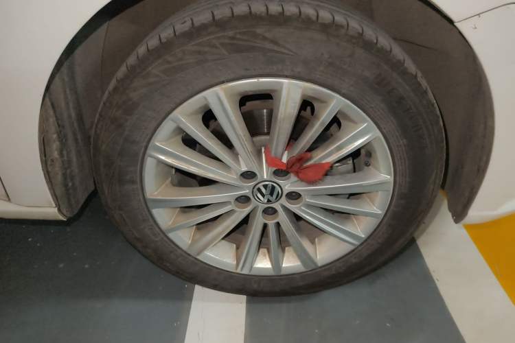 Used Volkswagen Gran Lavida 2013 1.6L Automatic Comfort Model Right Front Wheel Hub
