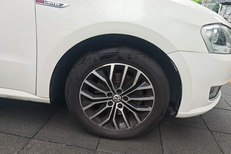 Used Volkswagen Gran Lavida 2013 1.4 TSI Automatic Comfort Model Right Front Wheel Hub