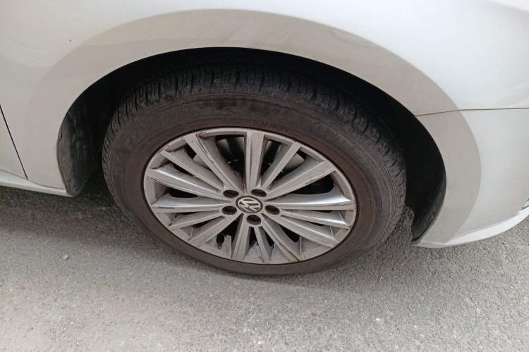 Used Volkswagen Gran Lavida 2013 1.4 TSI Automatic Comfort Model Right Front Wheel Hub