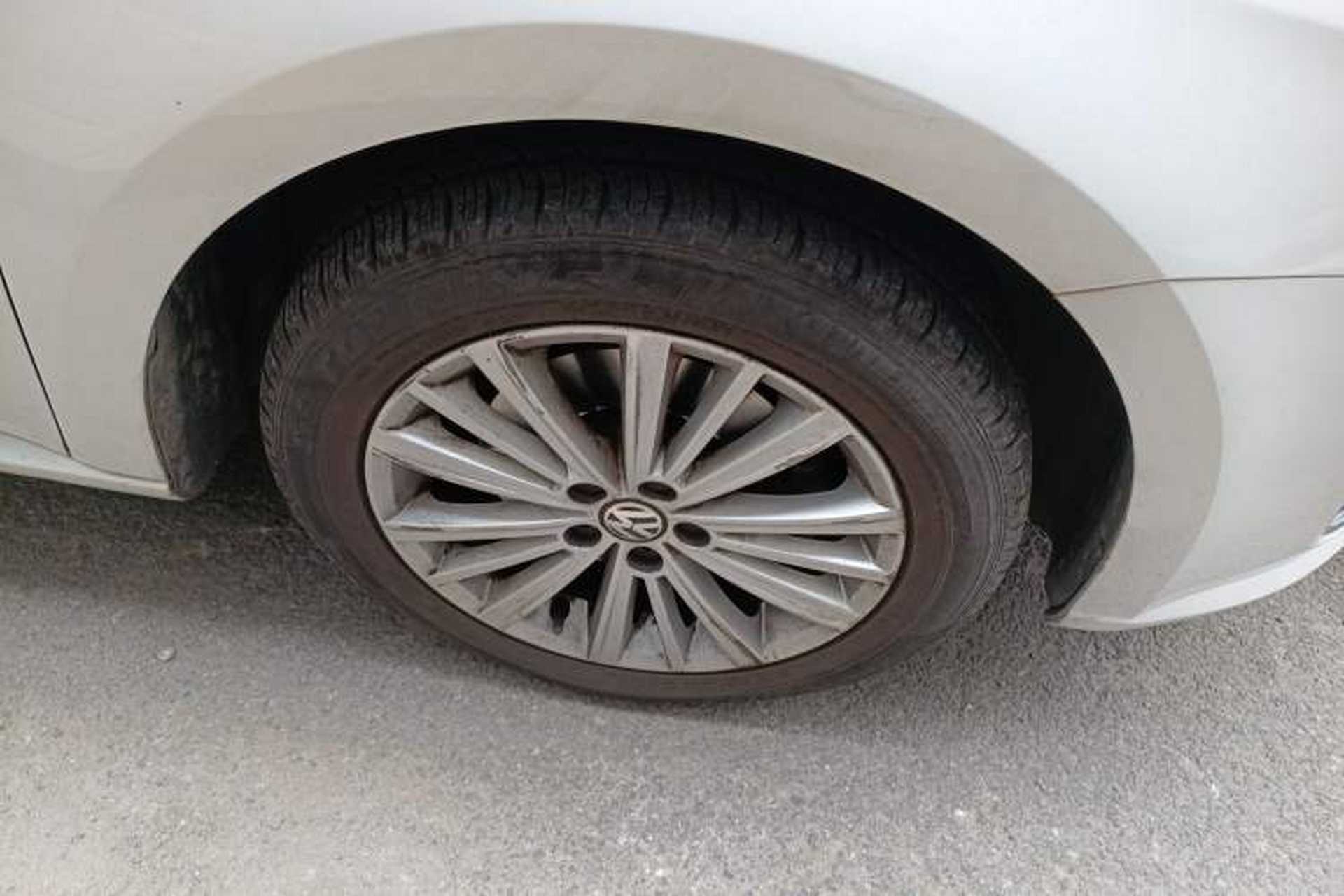 Used Volkswagen Gran Lavida 2013 1.4 TSI Automatic Comfort Model Right Front Wheel Hub