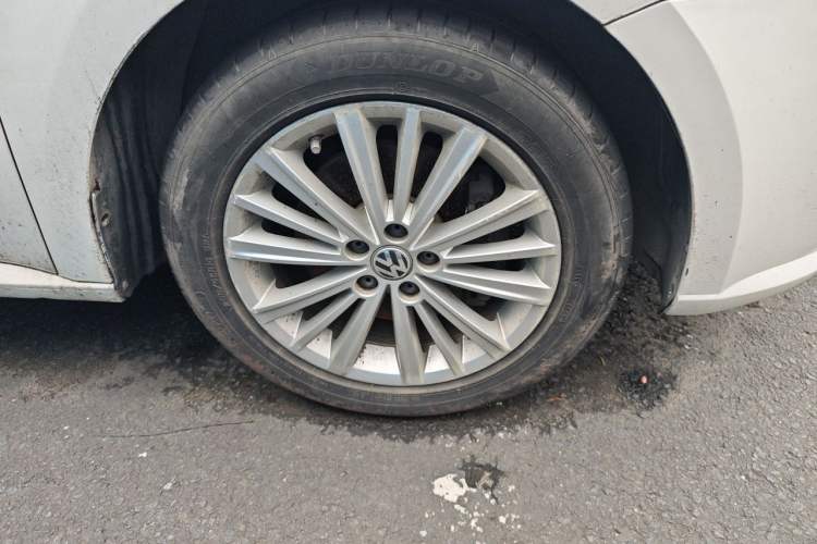 Used Volkswagen Gran Lavida 2013 1.4 TSI Automatic Comfort Model Right Front Wheel Hub