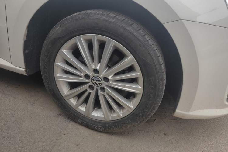 Used Volkswagen Gran Lavida 2013 1.4 TSI Automatic Comfort Model Right Front Wheel Hub