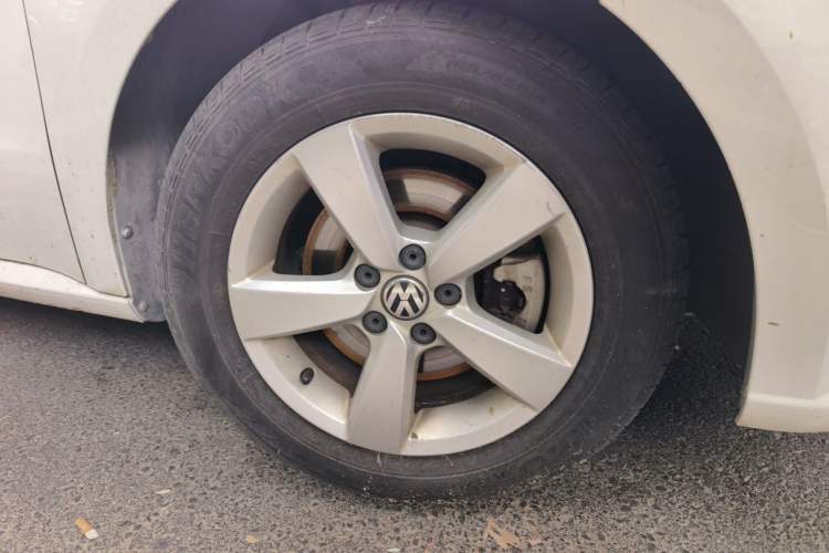 Used Volkswagen Gran Lavida 2013 1.6L Automatic Fashion Model Right Front Wheel Hub