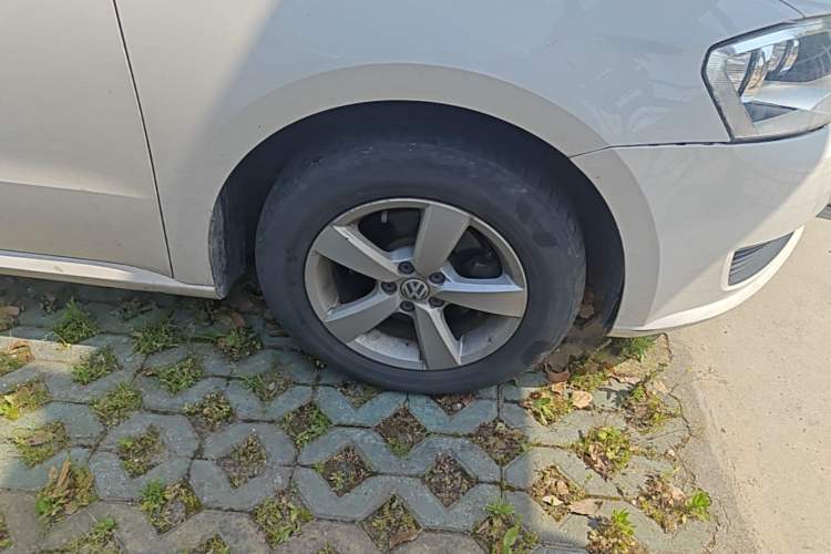 Used Volkswagen Gran Lavida 2013 1.6L Manual Fashion Model Right Front Wheel Hub