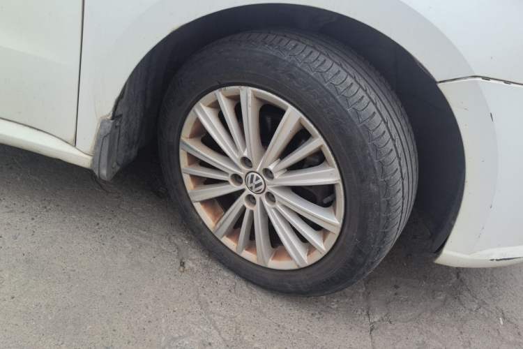 Used Volkswagen Gran Lavida 2013 1.4 TSI Manual Comfort Model Right Front Wheel Hub