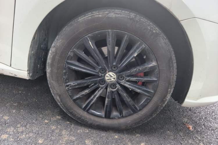 Used Volkswagen Gran Lavida 2013 1.6L Automatic Comfort Model Right Front Wheel Hub