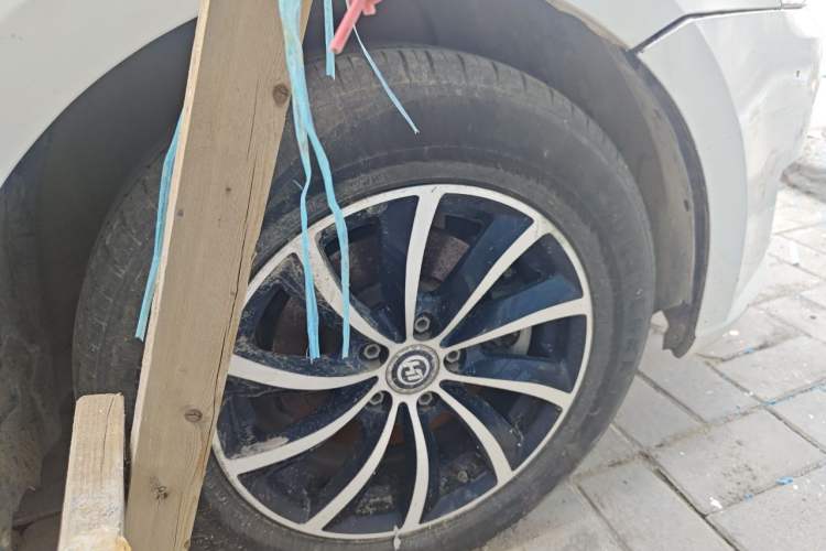 Used Volkswagen Gran Lavida 2013 1.6L Automatic Fashion Model Right Front Wheel Hub