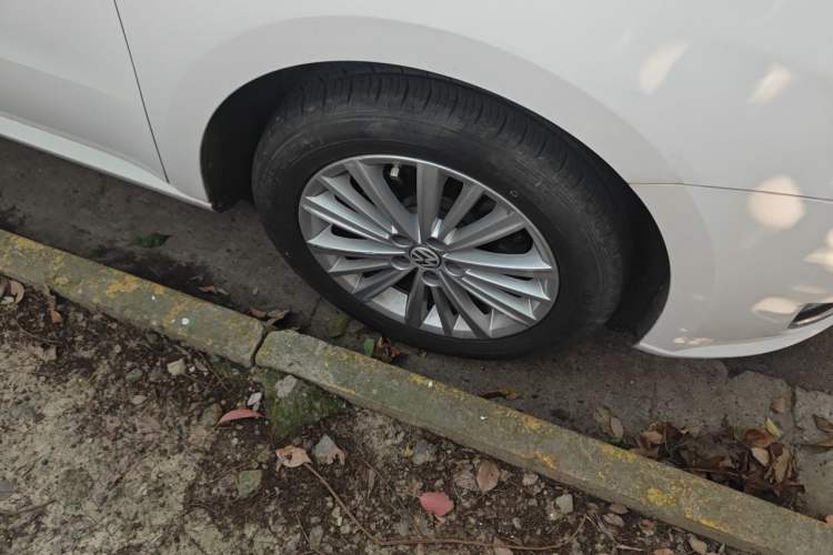 Used Volkswagen Gran Lavida 2013 1.6L Automatic Comfort Model Right Front Wheel Hub