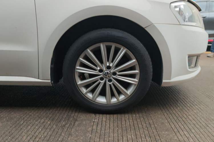 Used Volkswagen Gran Lavida 2013 1.6L Automatic Comfort Model Right Front Wheel Hub