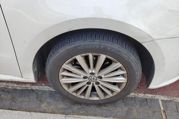 Used Volkswagen Gran Lavida 2013 1.4 TSI Automatic Comfort Model Right Front Wheel Hub