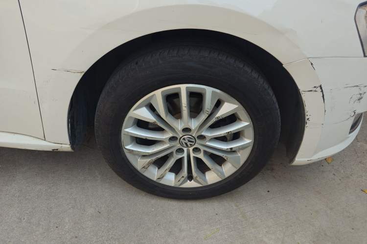 Used Volkswagen Gran Lavida 2013 1.6L Automatic Luxury Model Right Front Wheel Hub