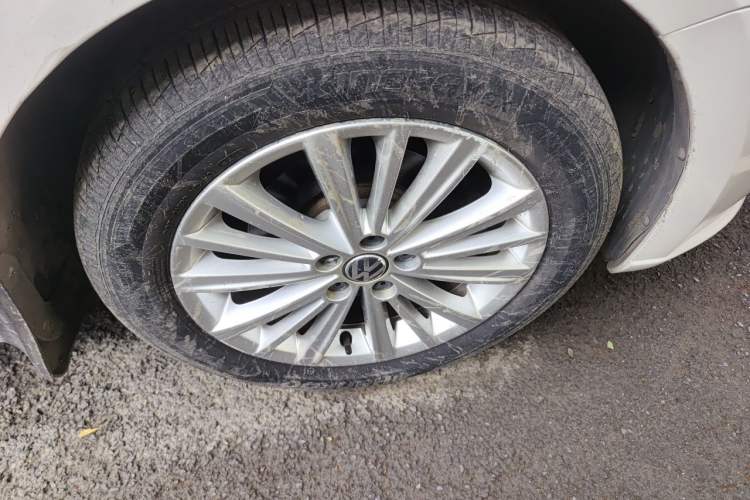 Used Volkswagen Gran Lavida 2013 1.6L Automatic Comfort Model Right Front Wheel Hub