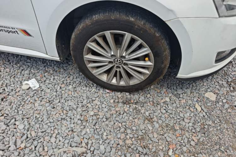 Used Volkswagen Gran Lavida 2013 1.6L Automatic Comfort Model Right Front Wheel Hub