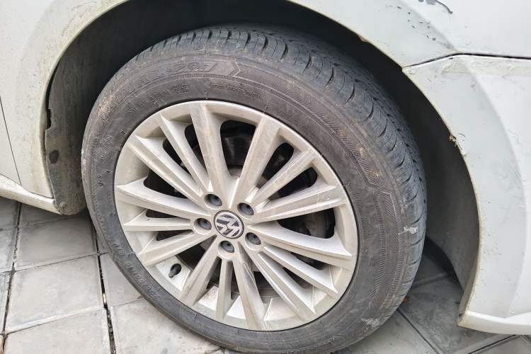 Used Volkswagen Gran Lavida 2013 1.6L Automatic Comfort Model Right Front Wheel Hub