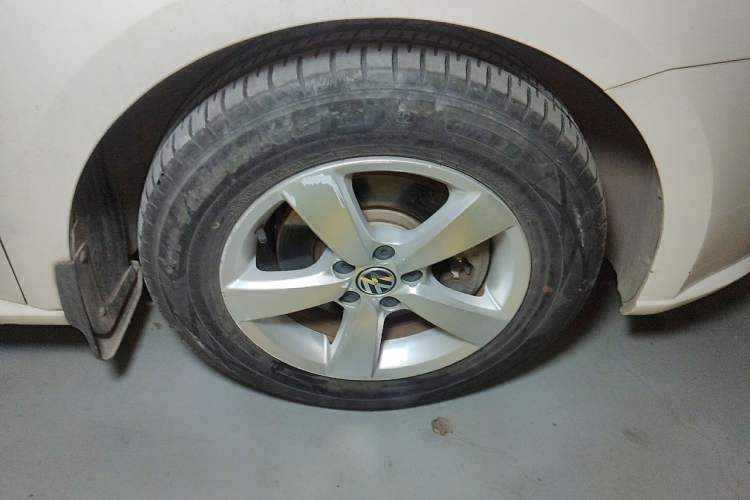 Used Volkswagen Gran Lavida 2013 1.6L Automatic Fashion Model Right Front Wheel Hub