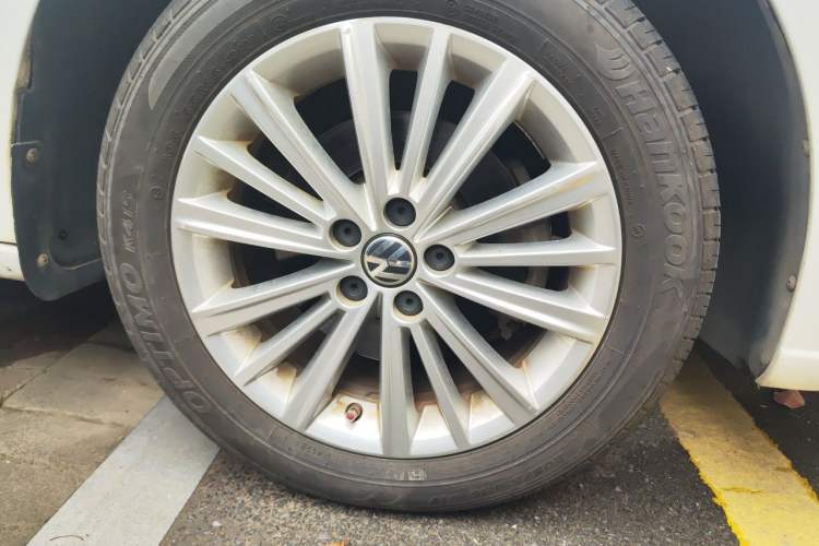 Used Volkswagen Gran Lavida 2013 1.6L Automatic Comfort Model Right Front Wheel Hub