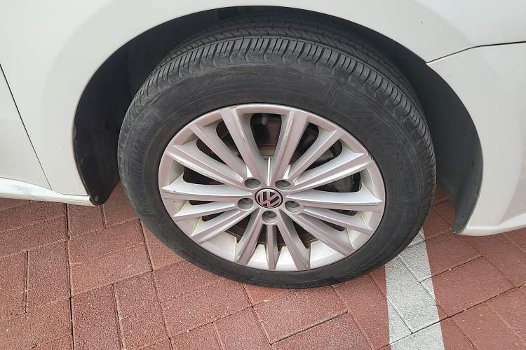 Used Volkswagen Gran Lavida 2013 1.6L Manual Comfort Model Right Front Wheel Hub