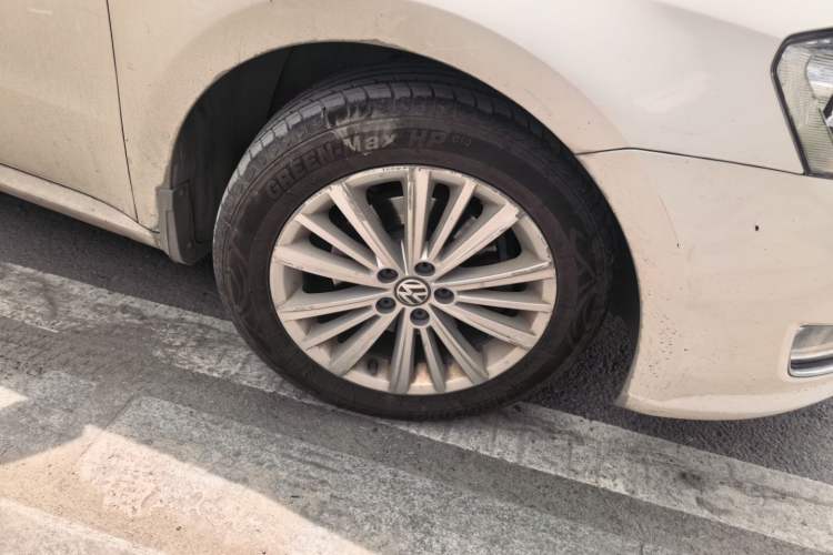 Used Volkswagen Gran Lavida 2013 1.6L Automatic Comfort Model Right Front Wheel Hub