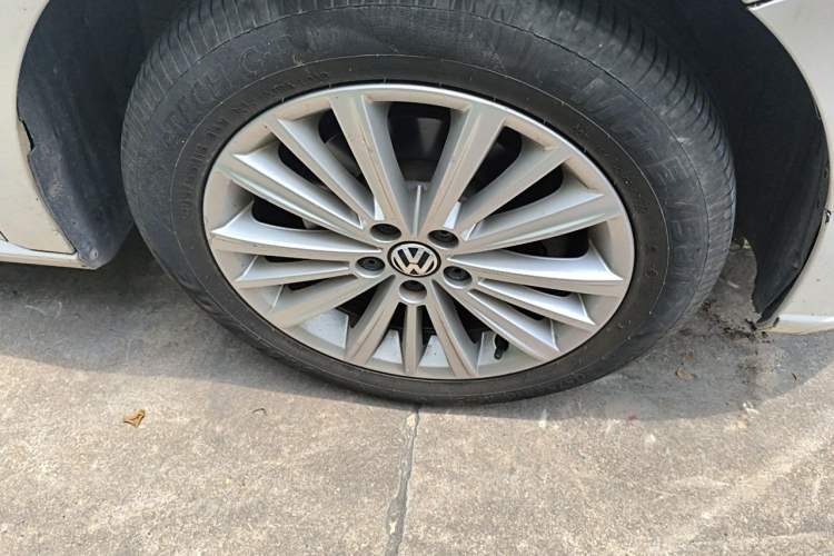 Used Volkswagen Gran Lavida 2013 1.6L Automatic Comfort Model Right Front Wheel Hub