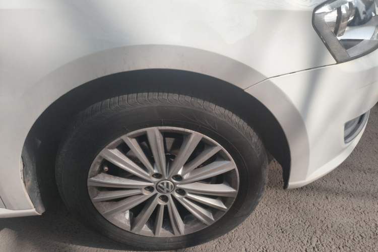 Used Volkswagen Gran Lavida 2013 1.4 TSI Automatic Comfort Model Right Front Wheel Hub