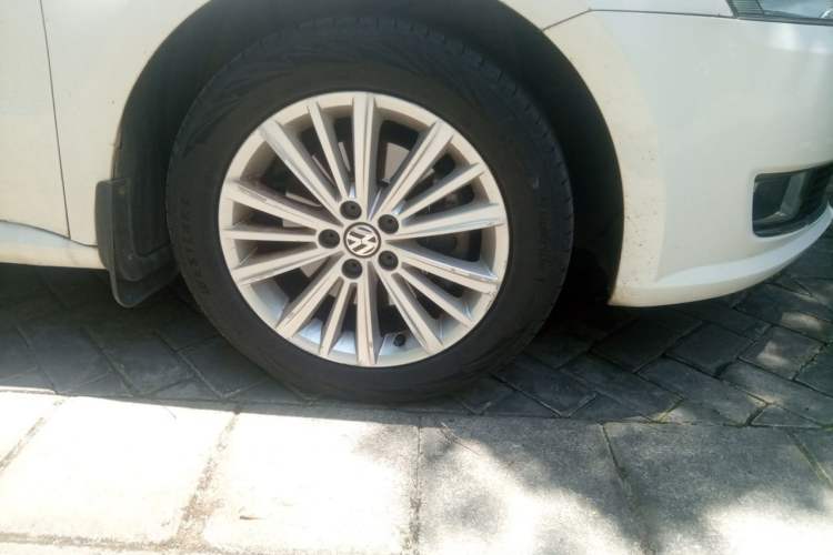 Used Volkswagen Gran Lavida 2013 1.4 TSI Automatic Comfort Model Right Front Wheel Hub