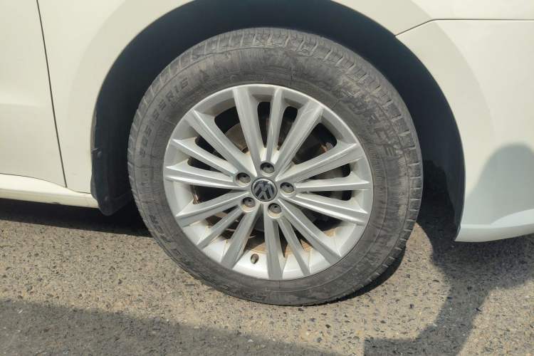 Used Volkswagen Gran Lavida 2013 1.6L Manual Comfort Model Right Front Wheel Hub