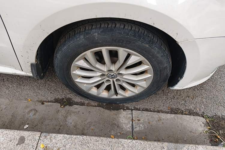 Used Volkswagen Gran Lavida 2013 1.6L Automatic Luxury Model Right Front Wheel Hub