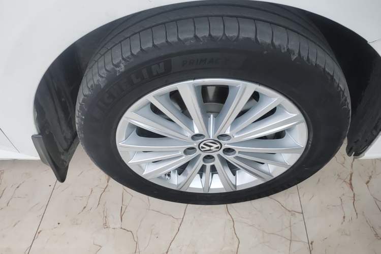 Used Volkswagen Gran Lavida 2013 1.6L Automatic Comfort Model Right Front Wheel Hub