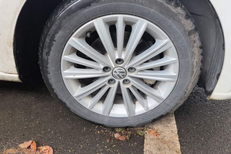 Used Volkswagen Gran Lavida 2013 1.6L Automatic Comfort Model Right Front Wheel Hub