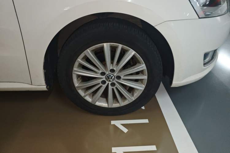 Used Volkswagen Gran Lavida 2013 1.6L Automatic Comfort Model Right Front Wheel Hub