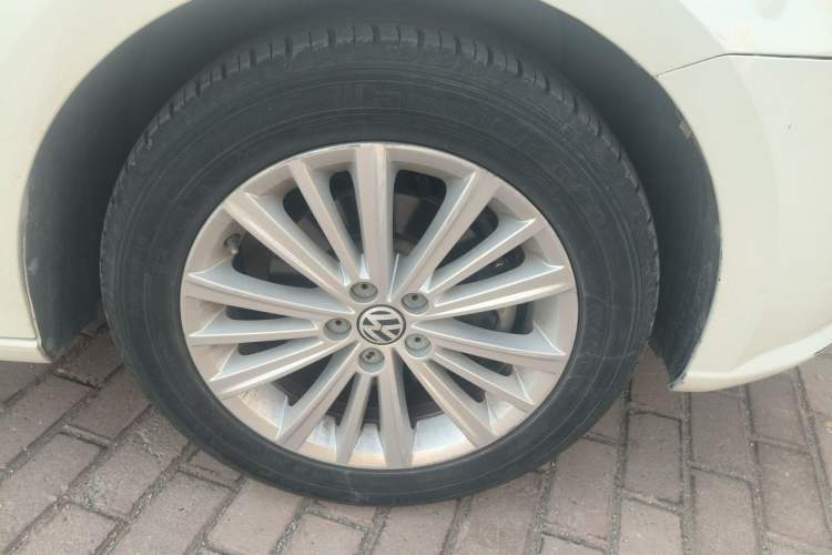 Used Volkswagen Gran Lavida 2013 1.6L Automatic Comfort Model Right Front Wheel Hub