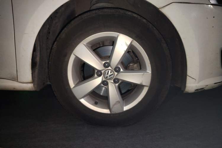 Used Volkswagen Gran Lavida 2013 1.6L Automatic Fashion Model Right Front Wheel Hub