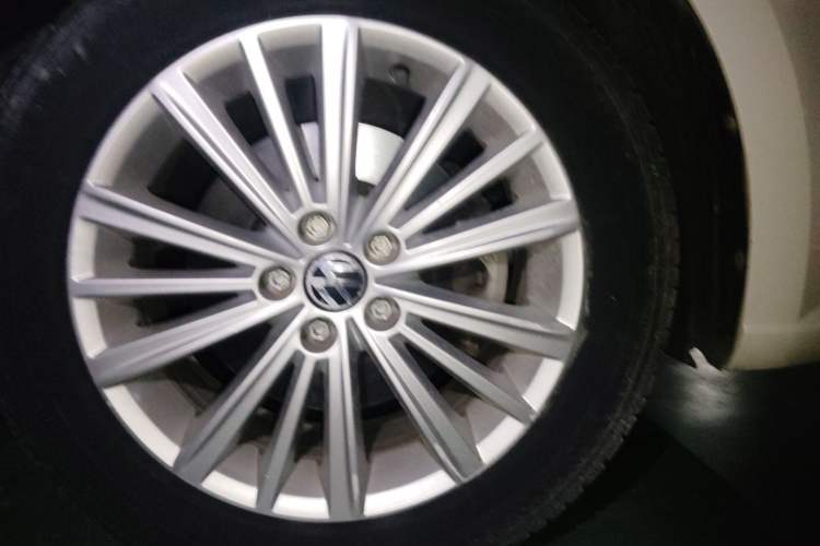 Used Volkswagen Gran Lavida 2013 1.6L Automatic Comfort Model Right Front Wheel Hub